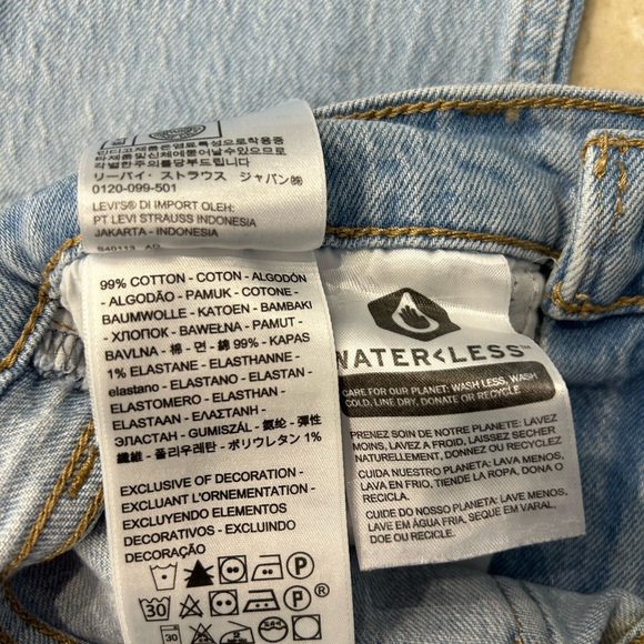 Women Levi’s 70’s High Rise Slim Straight  size 25 in Light Wash - Picture 6 of 8